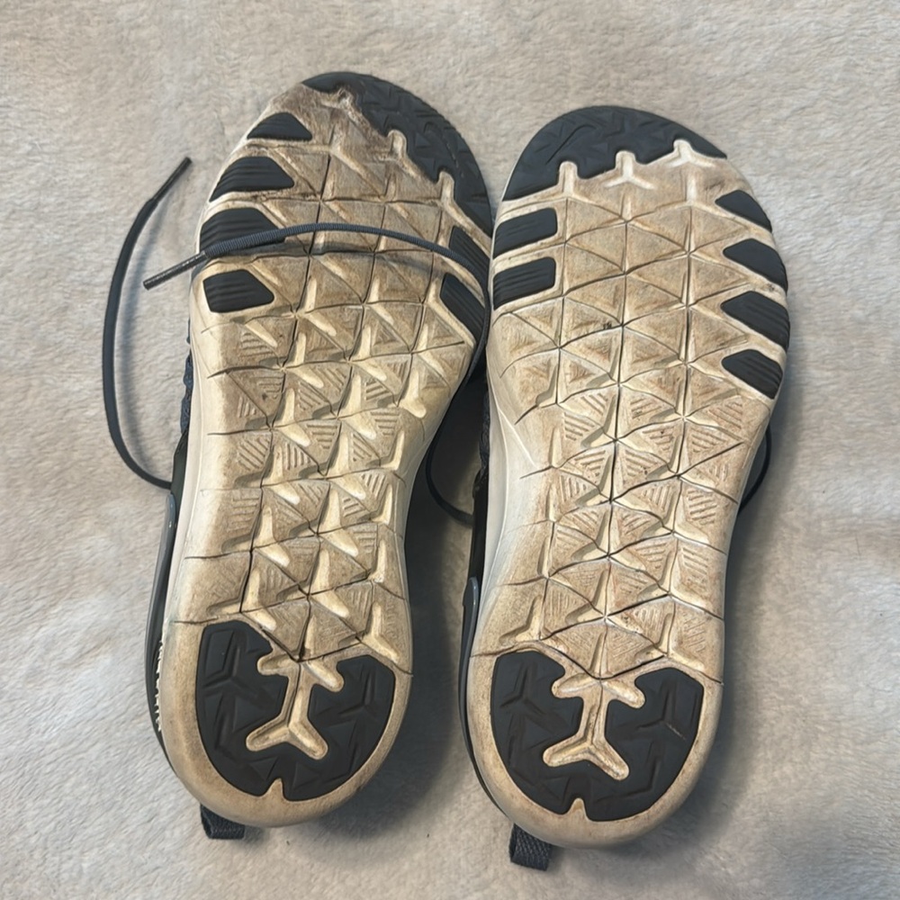Women’s Nikes - Picture 3 of 4